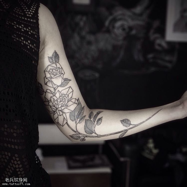 大臂花纹身图案
