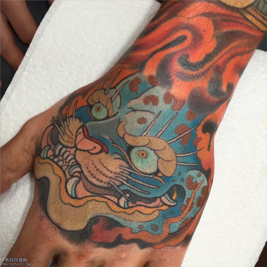 手背老虎纹身图案