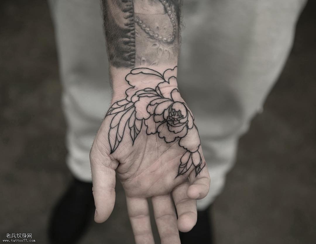手腕菊花纹身图案