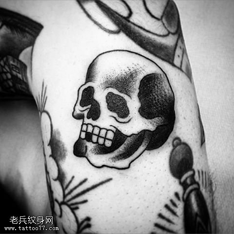 大腿old school风格骷髅纹身图案