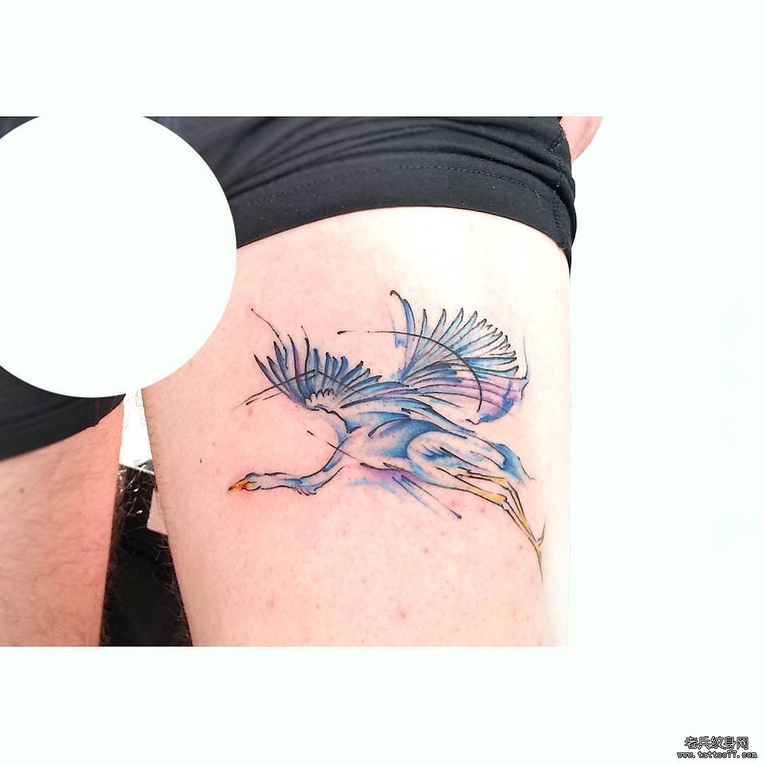 大腿泼墨鹤纹身图案