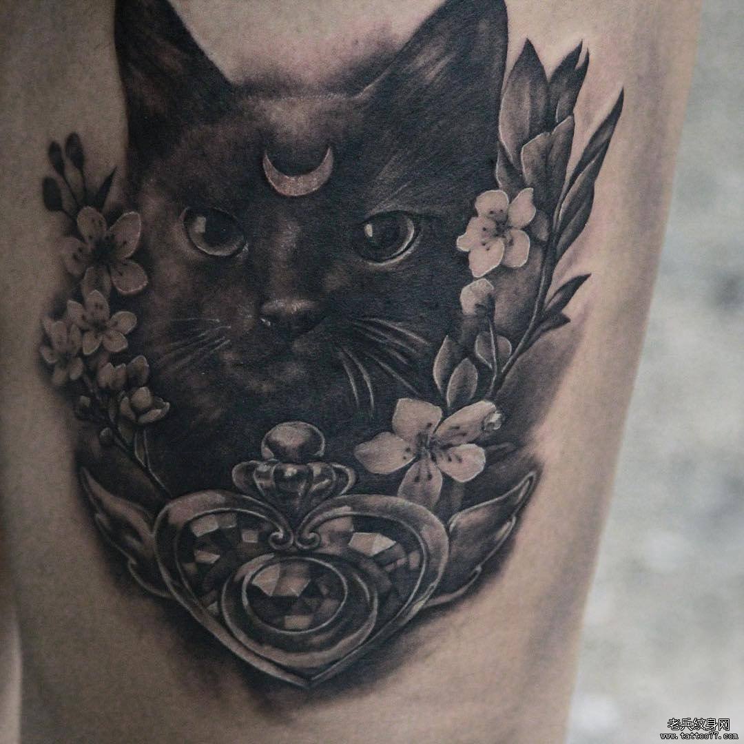 大腿欧美黑灰樱花猫纹身图案