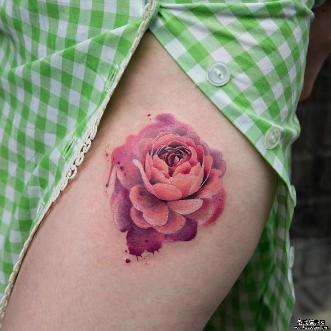 大腿彩色玫瑰tattoo