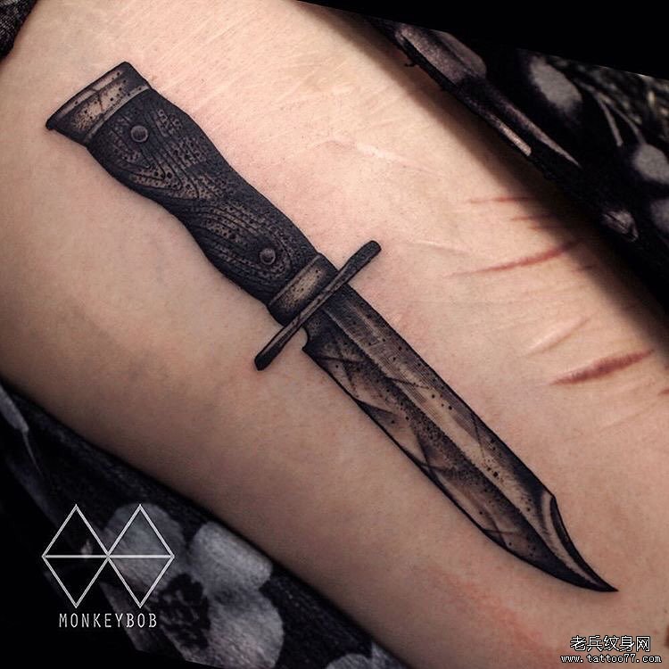 大腿黑灰匕首tattoo图案