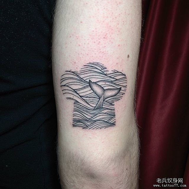 大腿线条海浪鲸鱼纹身图案