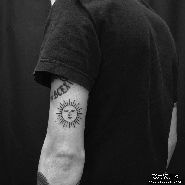 大臂线条简单太阳tattoo