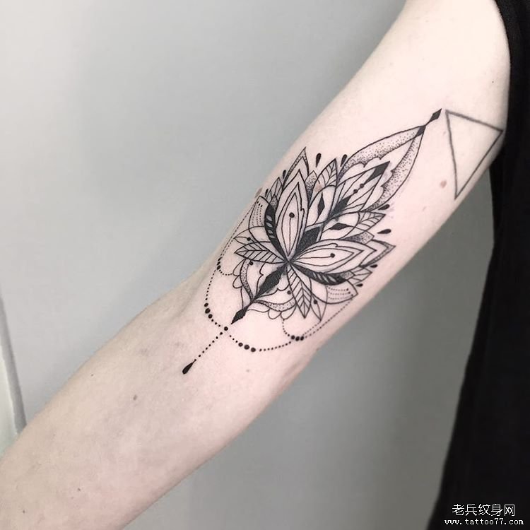 大臂梵花纹身图案