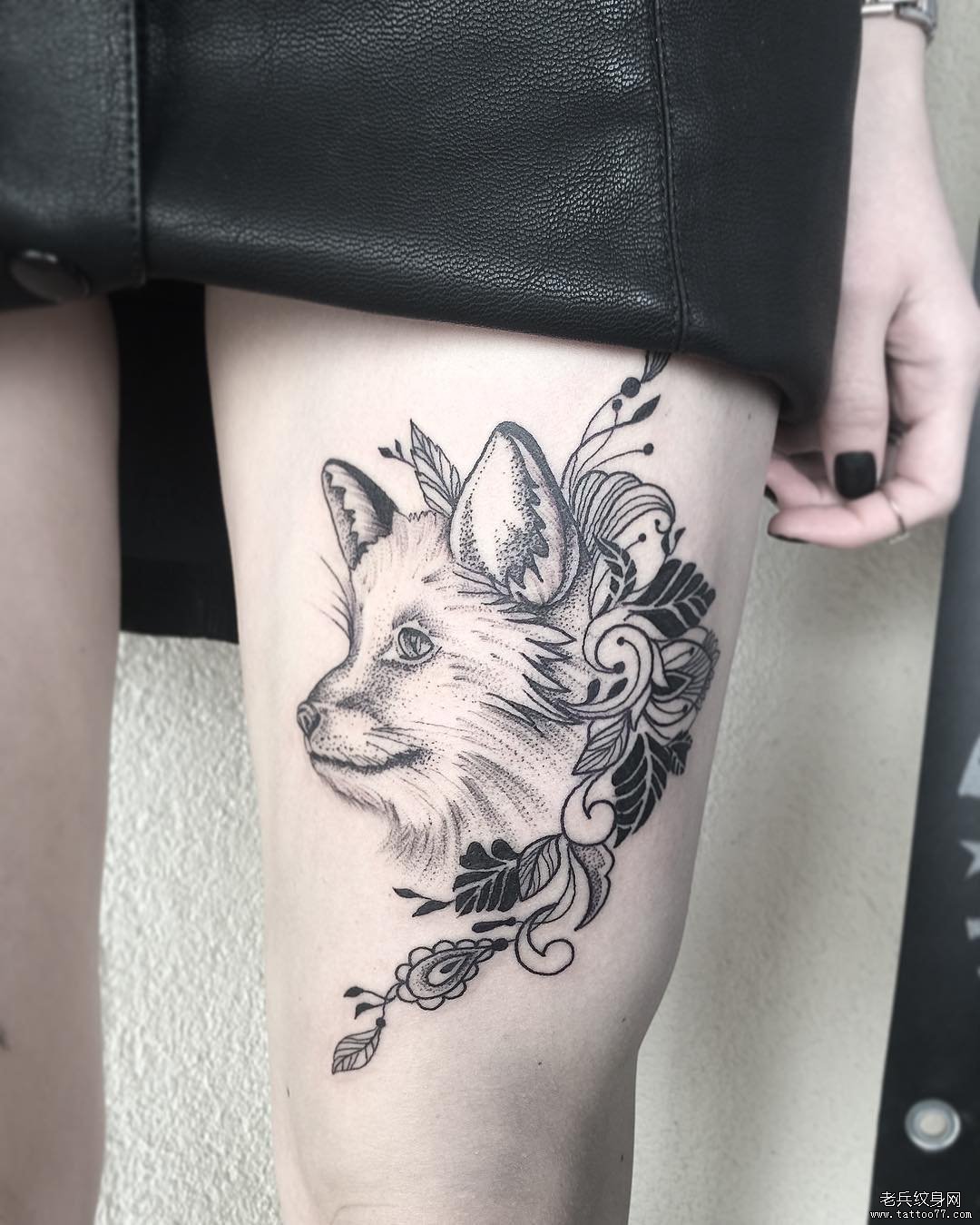 大腿狗花藤纹身图案