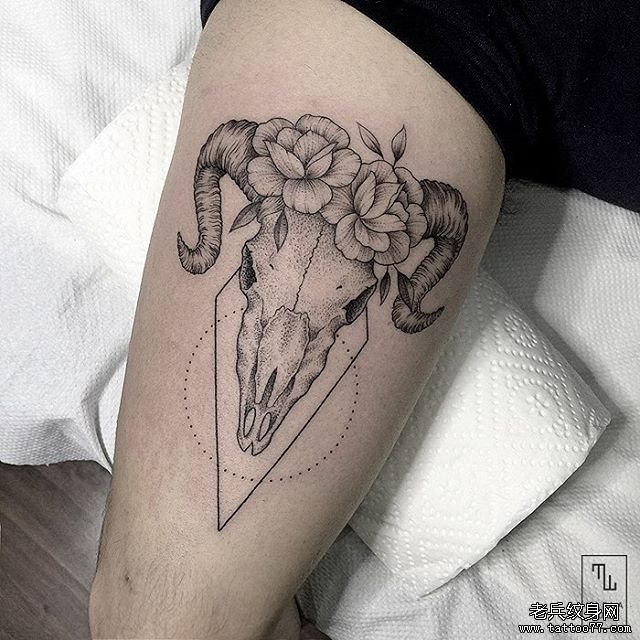大腿羚羊点刺纹身图案
