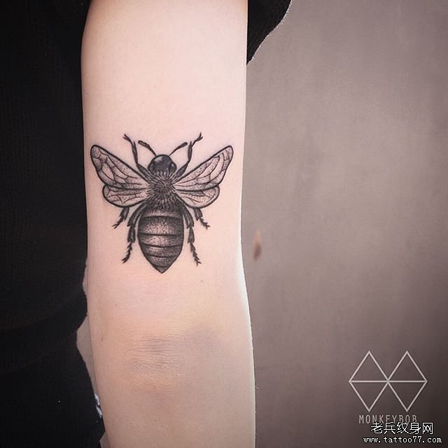 大臂蜜蜂点刺纹身tattoo图案