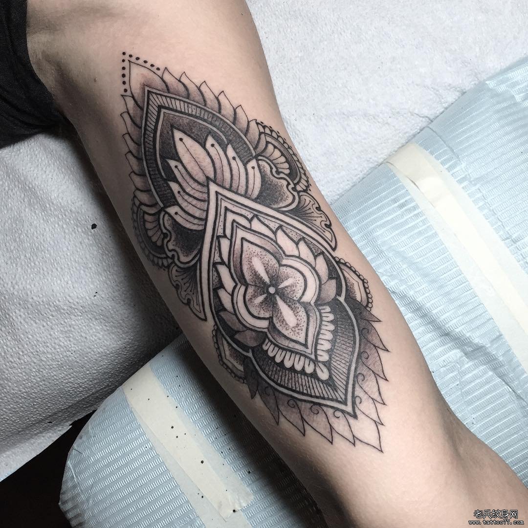 大臂梵花黑灰纹身tattoo图案