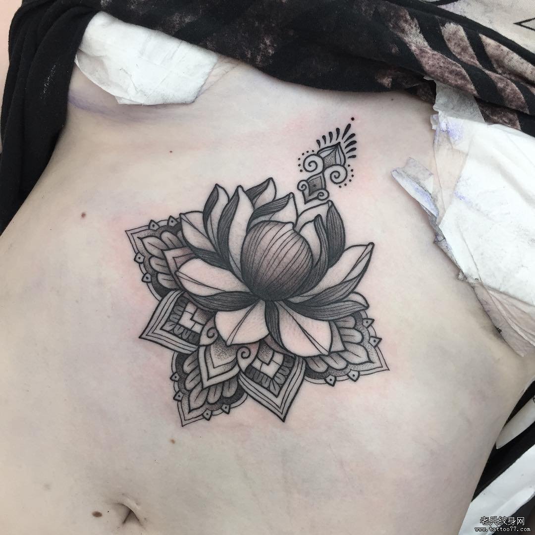 胸下莲花黑灰纹身tattoo图案