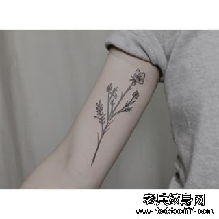 大臂小清新花卉纹身图案