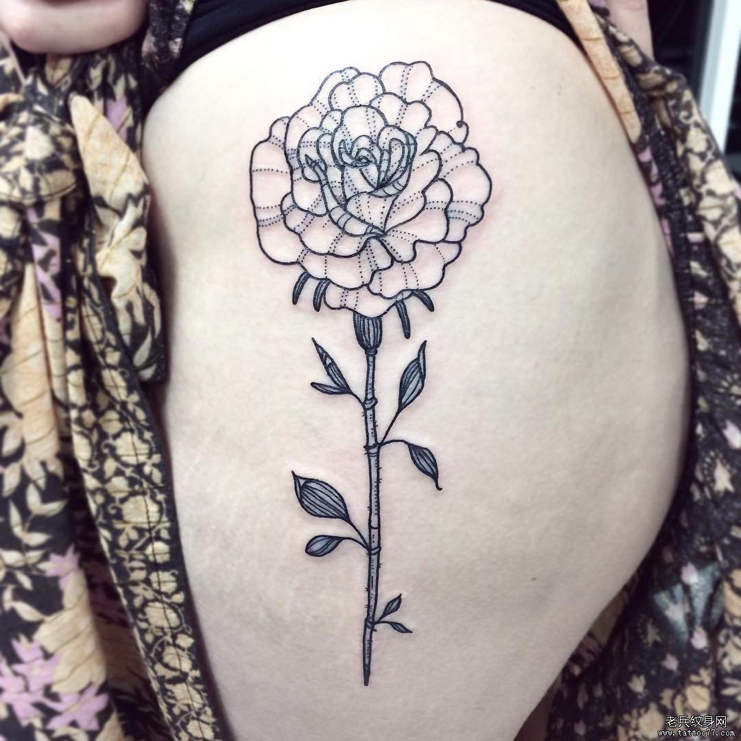 大腿花卉性感纹身图案