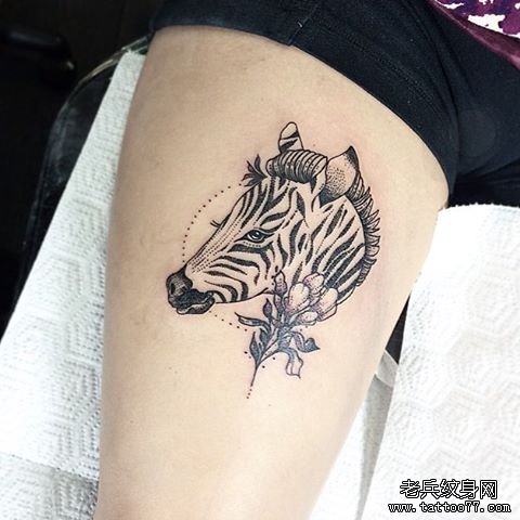 大腿斑马花卉点刺纹身图案