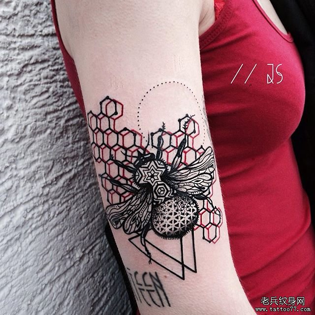 大臂欧美蜜蜂个性tattoo纹身图案
