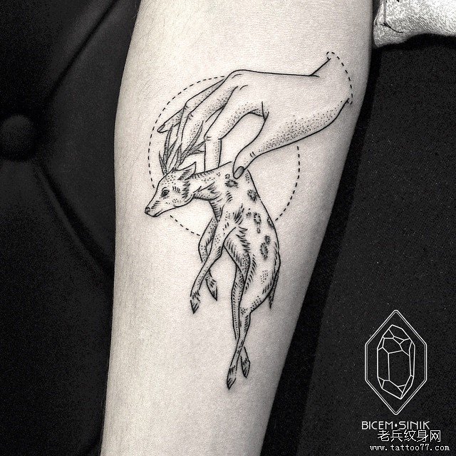 小臂点刺手鹿纹身tattoo图案