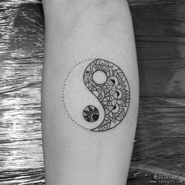 小臂线条八卦梵花纹身tattoo图案