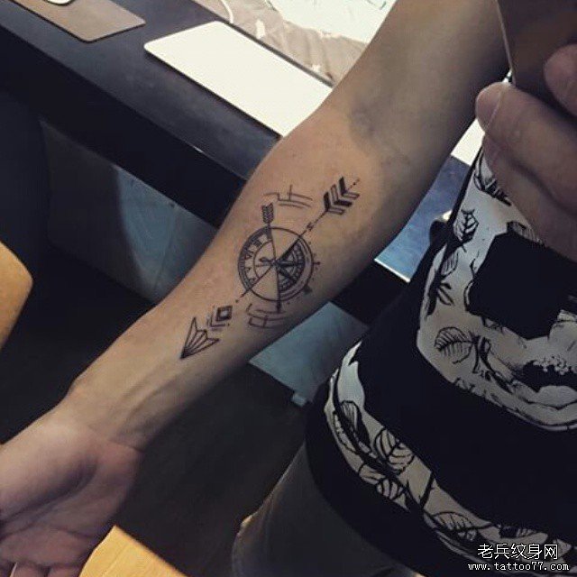 小臂指南针箭头tattoo纹身图案
