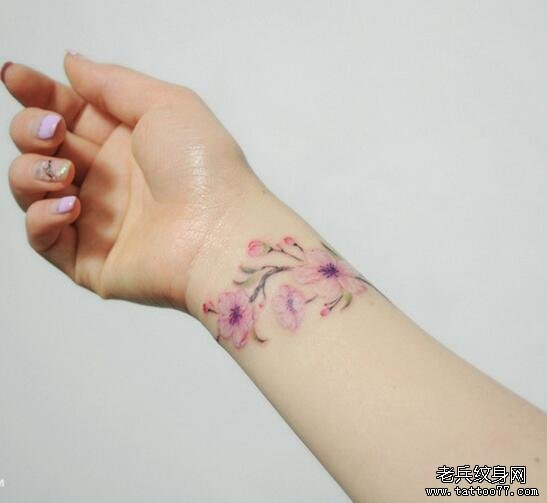 手腕小清新花环纹身图案