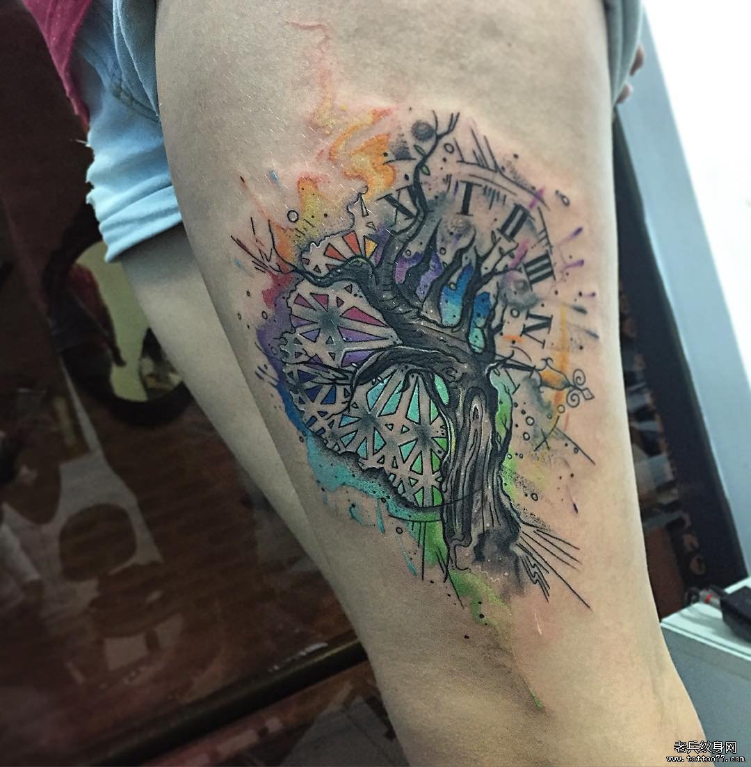 大腿泼墨树纹身图案
