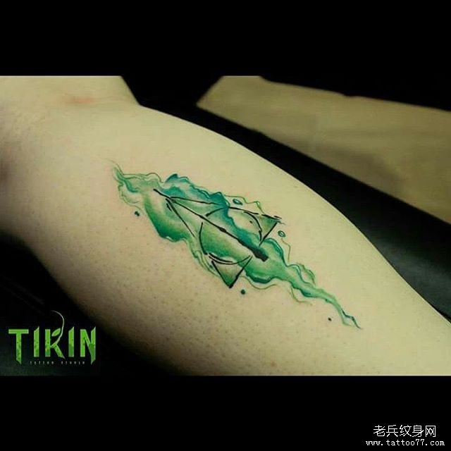 小臂几何泼墨纹身图案