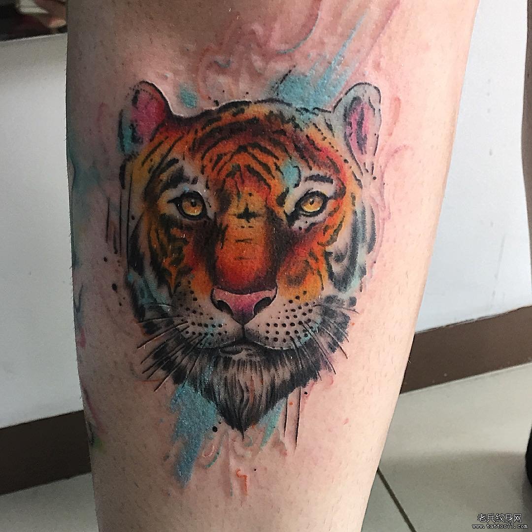 大腿水彩狮子纹身图案
