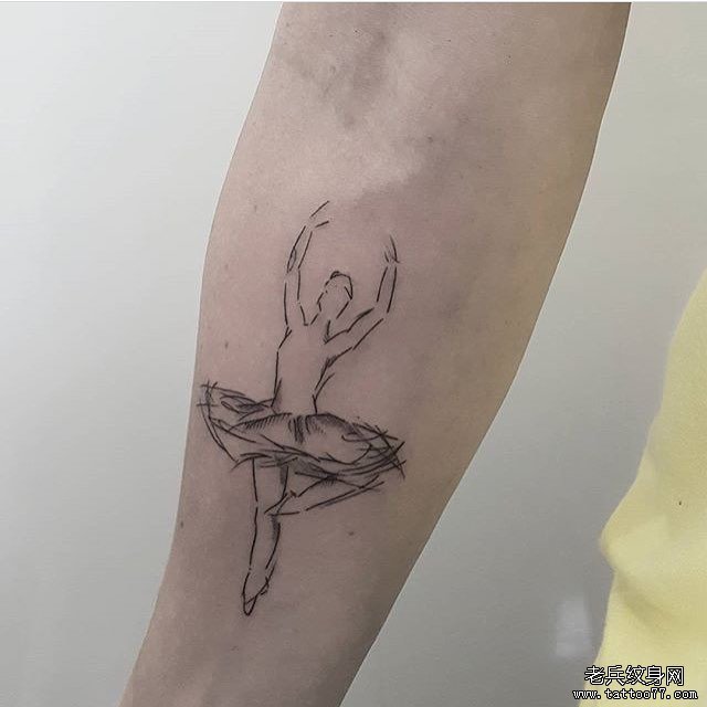 小臂线条舞女纹身图案