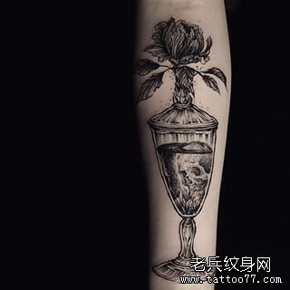 小腿欧美容器黑灰纹身图案