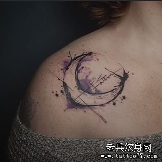肩部月亮泼墨线条纹身图案