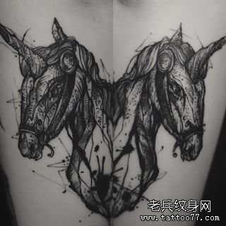 小臂欧美马线条泼墨纹身图案