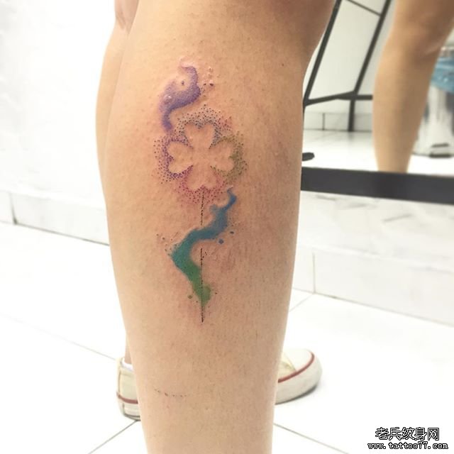小腿小清新点刺泼墨花卉纹身图案