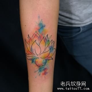 小臂泼墨莲花纹身图案