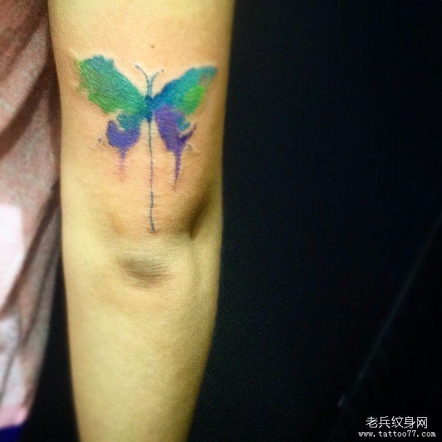 大臂泼墨小清新蝴蝶纹身图案