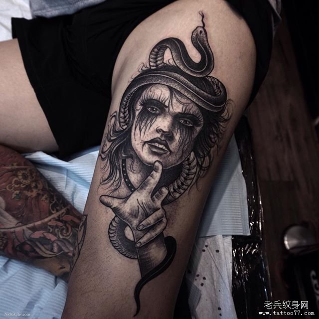 大臂蛇女郎纹身图案