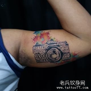 大臂相机泼墨纹身图案