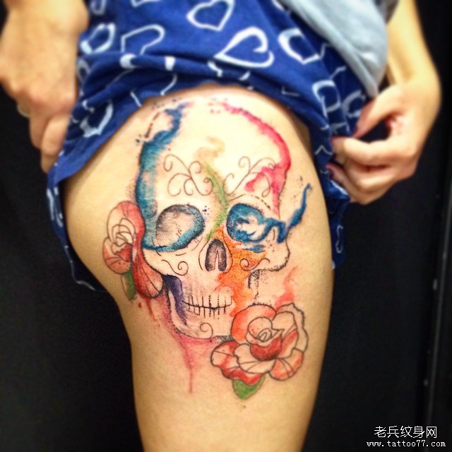 大腿泼墨骷髅线条纹身图案