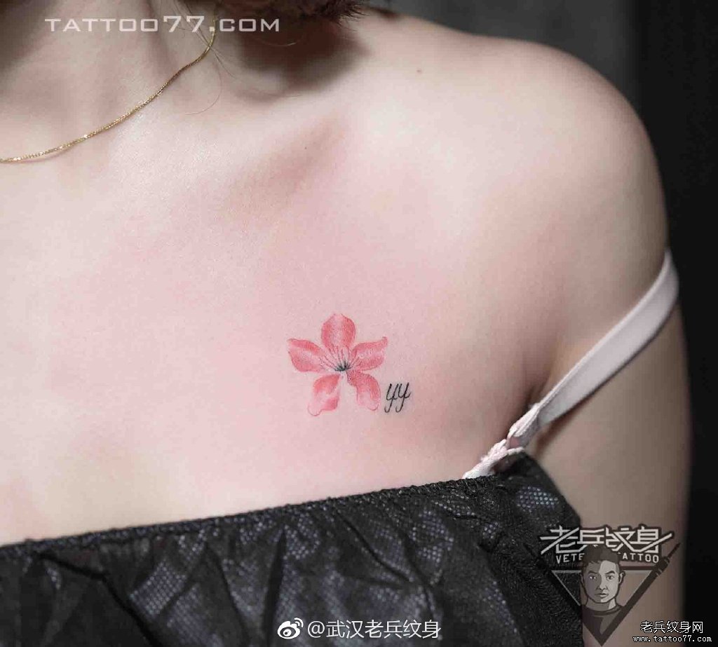 胸口粉色花卉纹身图案作品