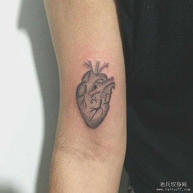 大臂点刺小清新心脏纹身图案
