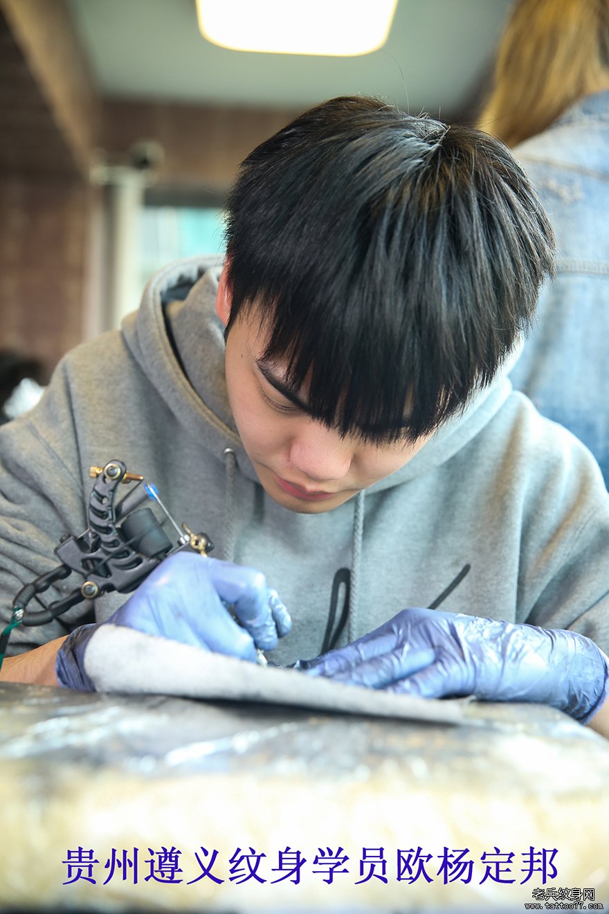 贵州遵义纹身学员欧杨定邦纹身培训中