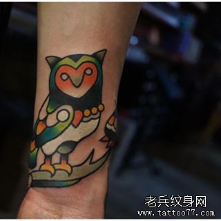 手腕old school猫头鹰纹身图案