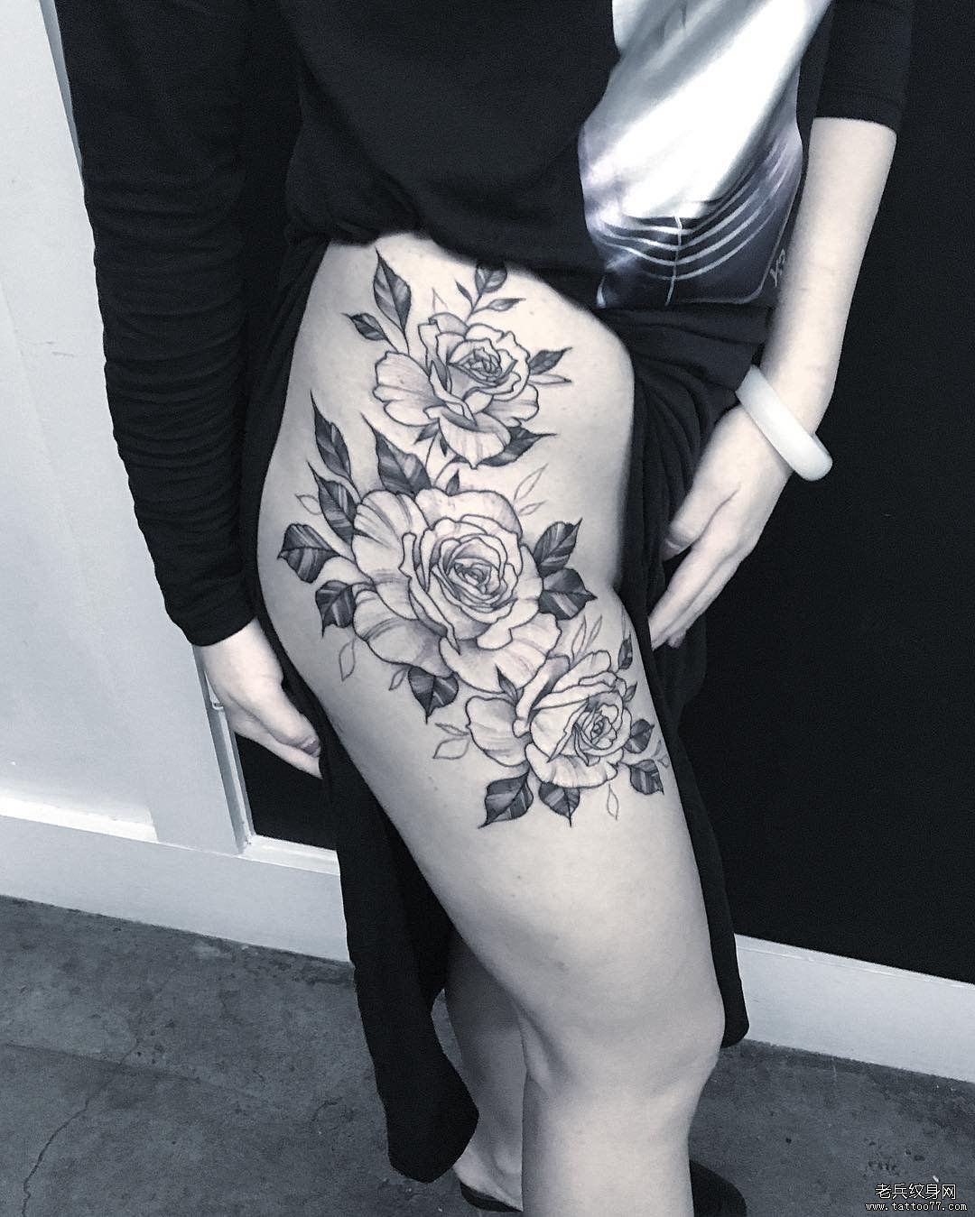 大腿欧美黑灰玫瑰性感纹身图案