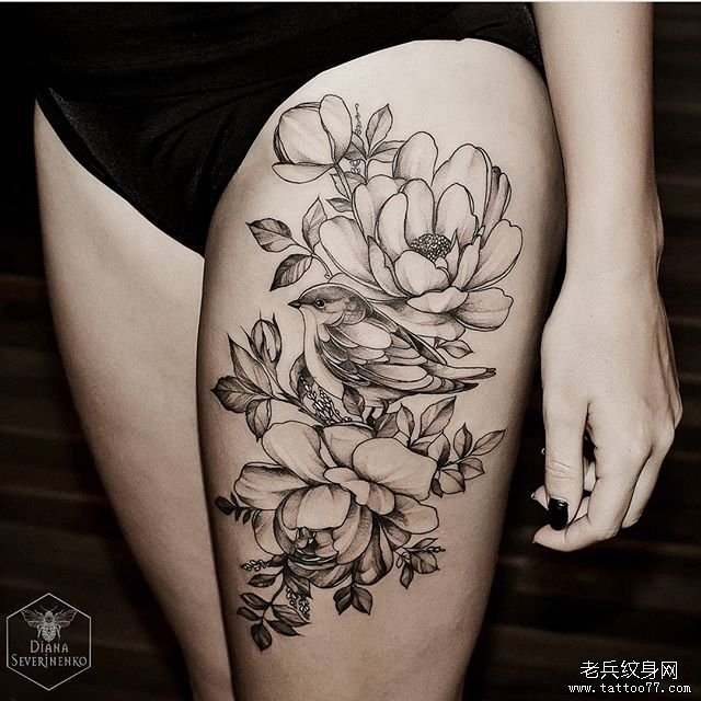 大腿黑灰花卉鸟纹身图案
