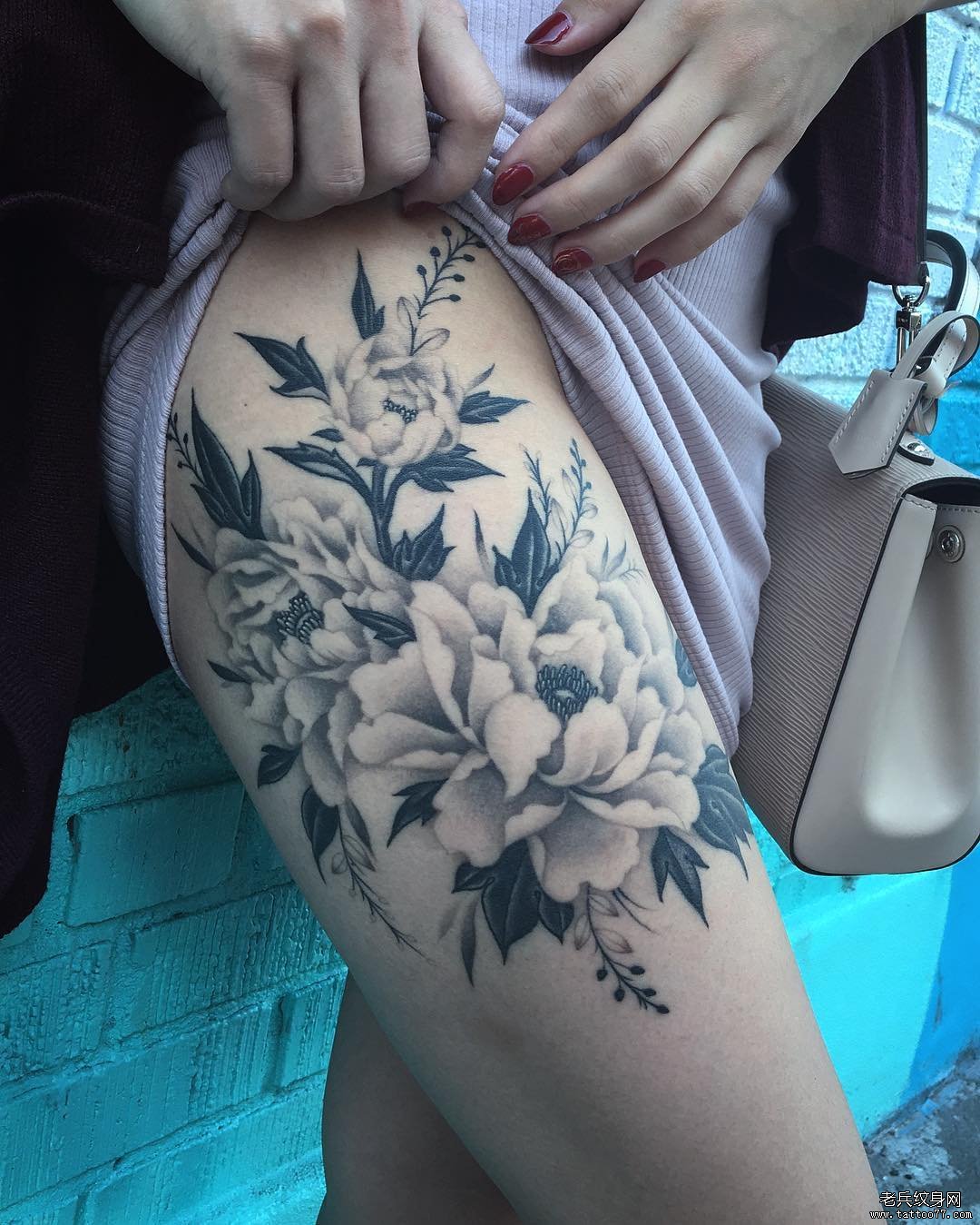 大腿黑灰性感花卉纹身图案