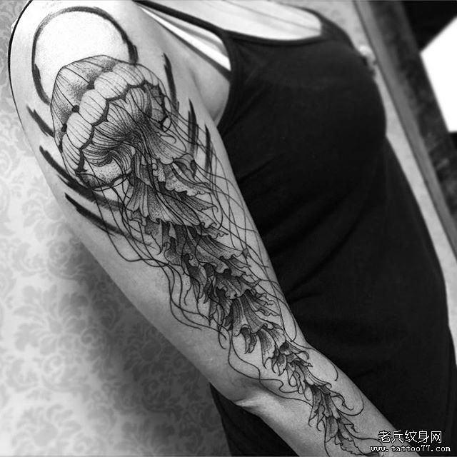 大臂水母黑灰欧美纹身图案