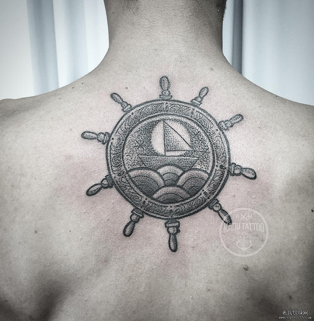 背部船舵点刺海浪帆船纹身图案 背部纹身图案大全武汉老兵纹身