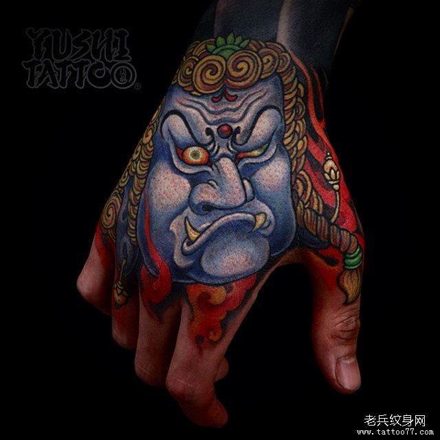 手背彩色不动明王纹身图案