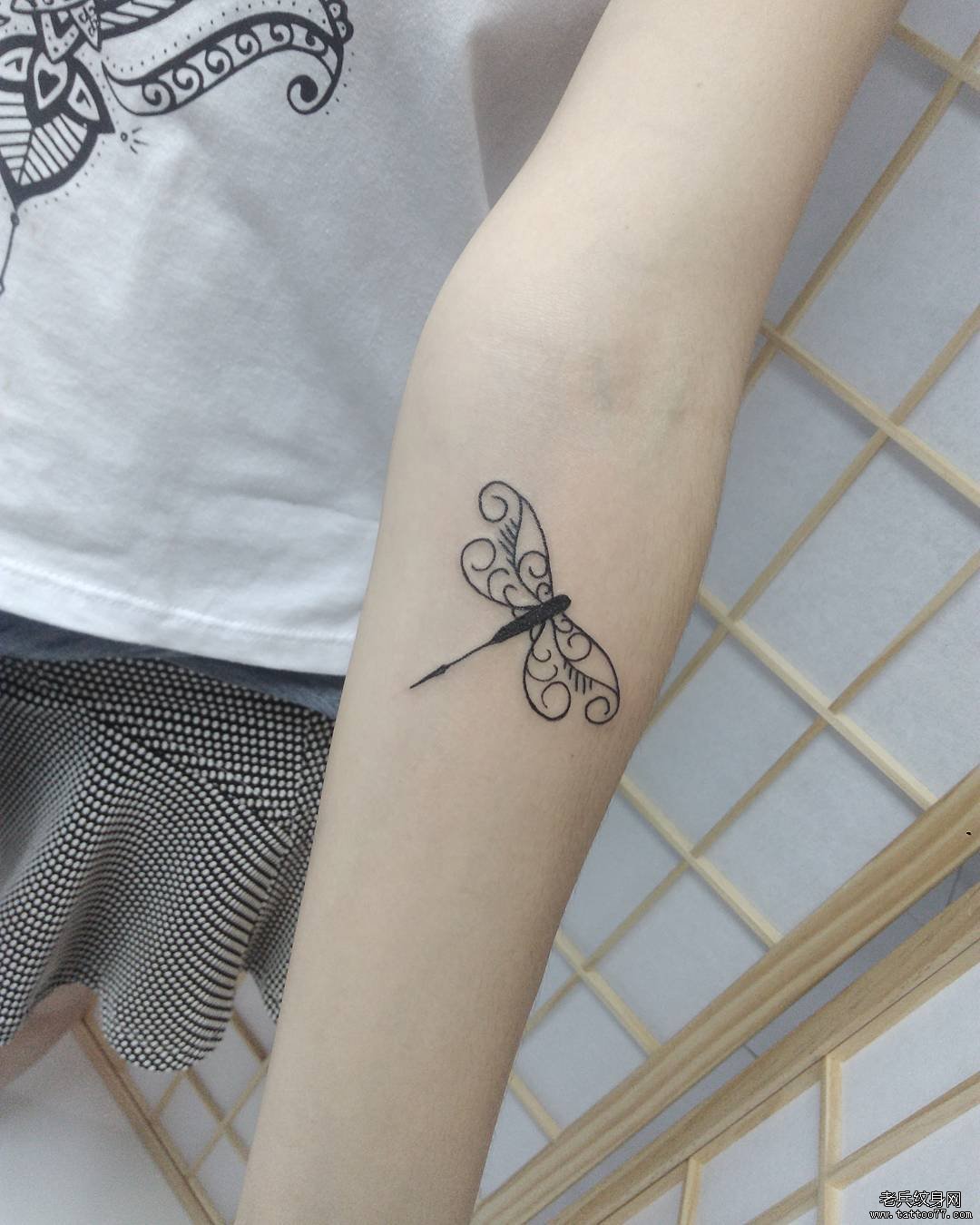 小臂蜻蜓线条纹身图案