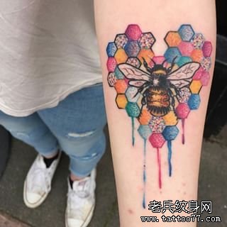 小臂彩色泼墨蜜蜂纹身图案