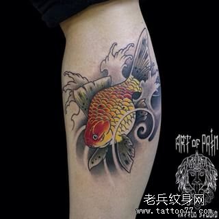小腿彩色传统金鱼纹身图案